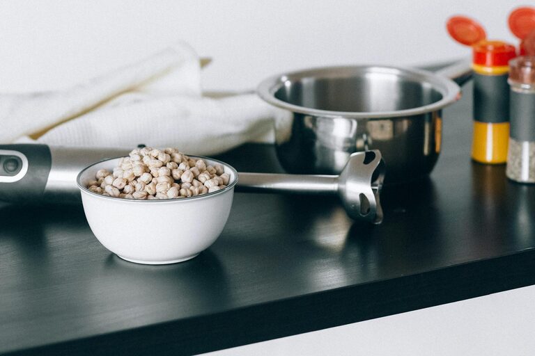 Essential Tools for a Small Kitchen: Maximize Space and Efficiency